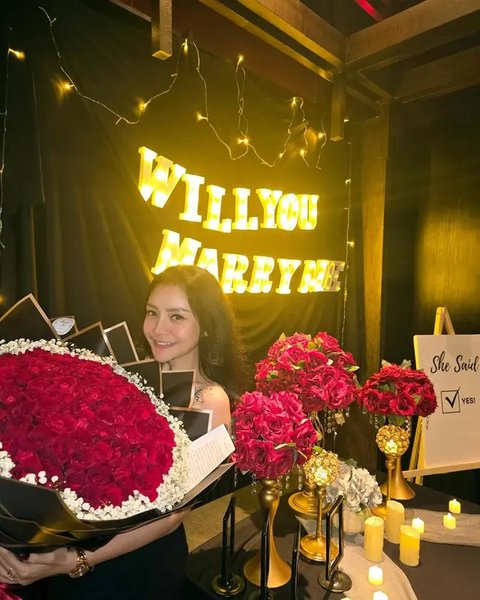 Potret bahagia Mawar AFI dilamar kekasih. (sumber: Instagram/mysamawar)