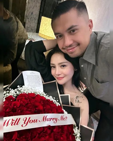 Potret bahagia Mawar AFI dilamar kekasih. (sumber: Instagram/mysamawar)