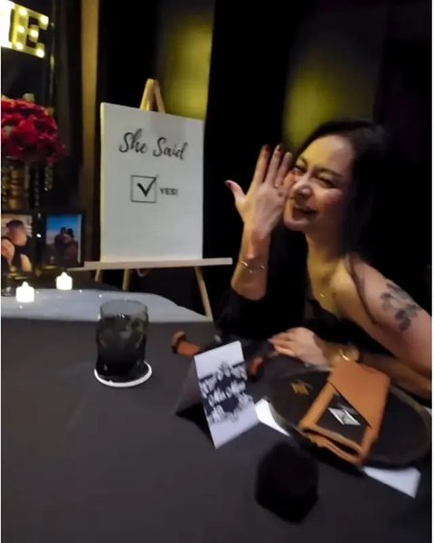 Potret bahagia Mawar AFI dilamar kekasih. (sumber: Instagram/mysamawar)
