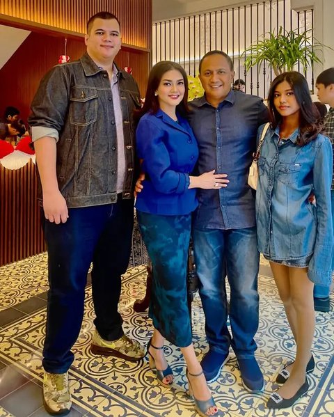 8 Potret Kedekatan Bella Saphira dengan Putra Sambungnya, Momen Pengajian saat Mantu Bikin Haru (sumber: Instagram/bellasaphiraofficial)