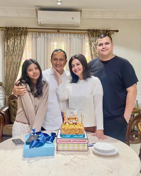 8 Potret Kedekatan Bella Saphira dengan Putra Sambungnya, Momen Pengajian saat Mantu Bikin Haru (sumber: Instagram/bellasaphiraofficial)