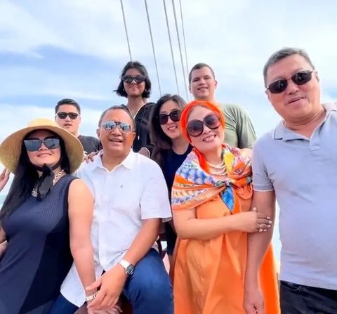 8 Potret Kedekatan Bella Saphira dengan Putra Sambungnya, Momen Pengajian saat Mantu Bikin Haru (sumber: Instagram/bellasaphiraofficial)
