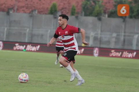BRI Liga 1 - Alex Martins, Alan Bernardon, Tyronne del Pino (Bola.com/Adreanus Titus)