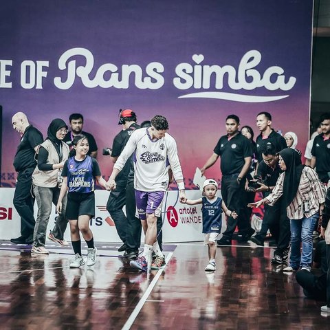 7 Potret Menggemaskan Rayyanza Turun ke Lapangan IBL Kawal Pertandingan Rans Simba, Aura Bos Kecil Kian Terpancar