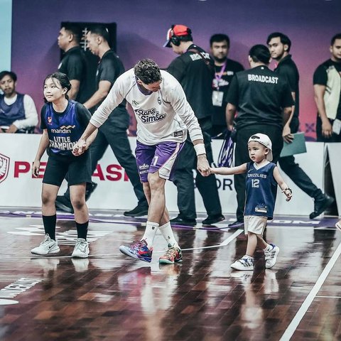 7 Potret Menggemaskan Rayyanza Turun ke Lapangan IBL Kawal Pertandingan Rans Simba, Aura Bos Kecil Kian Terpancar
