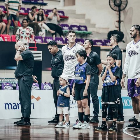 7 Potret Menggemaskan Rayyanza Turun ke Lapangan IBL Kawal Pertandingan Rans Simba, Aura Bos Kecil Kian Terpancar