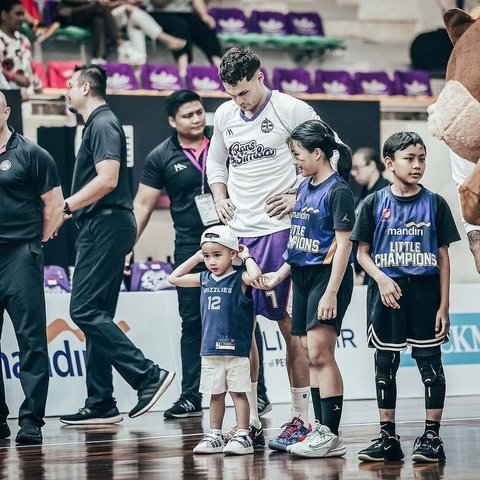 7 Potret Menggemaskan Rayyanza Turun ke Lapangan IBL Kawal Pertandingan Rans Simba, Aura Bos Kecil Kian Terpancar