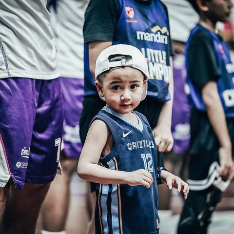 7 Potret Menggemaskan Rayyanza Turun ke Lapangan IBL Kawal Pertandingan Rans Simba, Aura Bos Kecil Kian Terpancar
