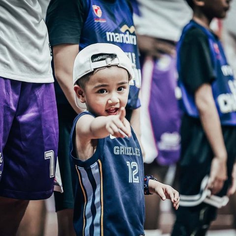 7 Potret Menggemaskan Rayyanza Turun ke Lapangan IBL Kawal Pertandingan Rans Simba, Aura Bos Kecil Kian Terpancar