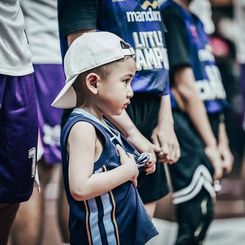 7 Potret Menggemaskan Rayyanza Turun ke Lapangan IBL Kawal Pertandingan Rans Simba, Aura Bos Kecil Kian Terpancar