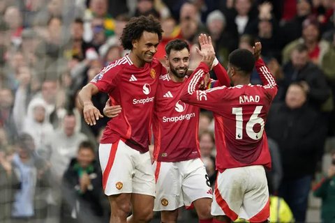 Gelandang Brasil Manchester United Casemiro memeluk gelandang Manchester United asal Portugal Bruno Fernandes setelah ia mencetak gol pertama tim selama pertandingan sepak bola Liga Primer