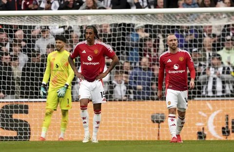 Gelandang Brasil Manchester United Casemiro memeluk gelandang Manchester United asal Portugal Bruno Fernandes setelah ia mencetak gol pertama tim selama pertandingan sepak bola Liga Primer