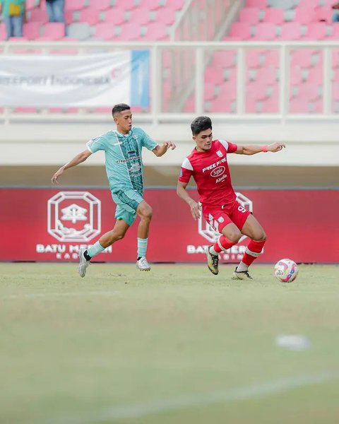 Selebrasi pemain Persis Solo, Ramadhan Sananta setelah mencetak gol pertama timnya ke gawang PSM Makassar pada laga matchday kedua Grup A Piala Presiden 2024 di Stadion Si Jalak Harupat, S