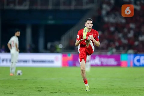 Sejumlah pemain Timnas Indonesia, yakni Jay Idzes (tengah), Kevin Diks (kanan), dan Ole Romeny (kiri), berdiskusi saat menghadapi Australia pada lanjutan Kualifikasi Piala Dunia 2026 di Sydne