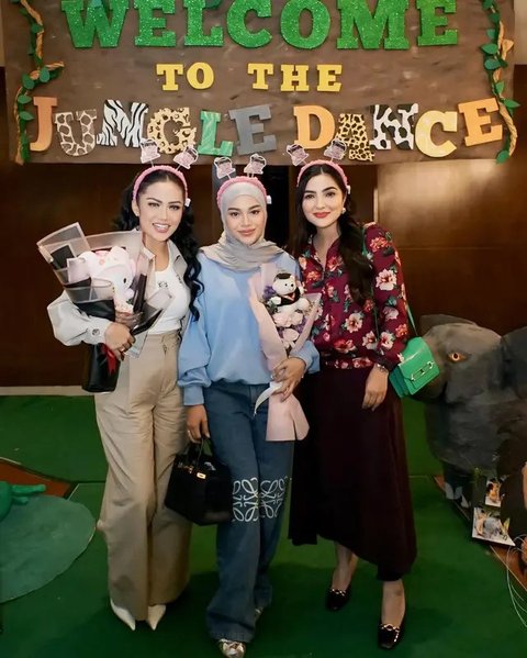 Lihat di sini tampilan kompak Kris Dayanti dan Ashanty dampingi sang cucu di konsernya. [@ashanty_ash].