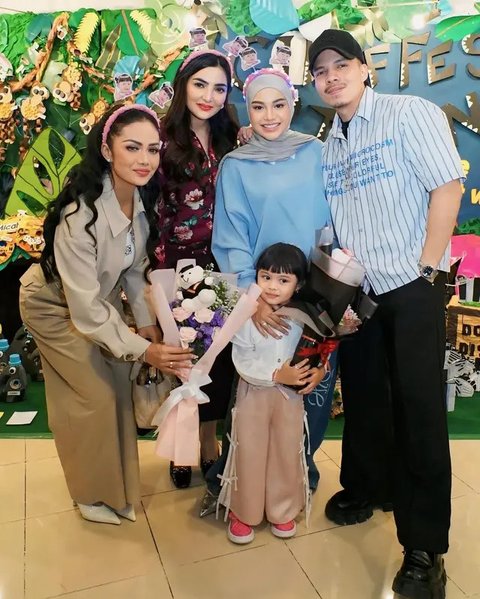 Lihat di sini tampilan kompak Kris Dayanti dan Ashanty dampingi sang cucu di konsernya. [@ashanty_ash].