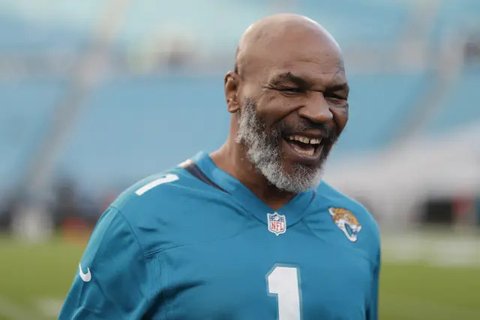 Mantan Juara Kelas Berat, Mike Tyson, terlihat di Manhattan Center saat penimbangan untuk pertandingan Fatal Fury di Times Square pada tanggal 1 Mei 2025 di New York City. (Al Bello