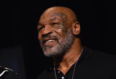Mantan Juara Kelas Berat, Mike Tyson, terlihat di Manhattan Center saat penimbangan untuk pertandingan Fatal Fury di Times Square pada tanggal 1 Mei 2025 di New York City. (Al Bello
