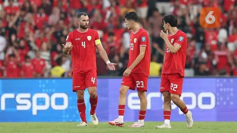 Ketua Askab PSSI Gianyar, I Kadek Wijanegara saat berfoto dengan kapten Timnas Indonesia Jay Idzes dan Mees Hilgers di The Meru Sanur. (I Kadek Wijanegara Untuk Bola.com)