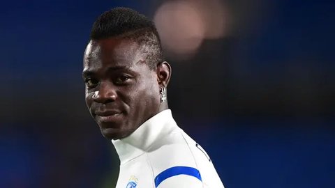Mario Balotelli saat memperkuat klub Swiss, FC Sion. (Fabrice COFFRINI / AFP)