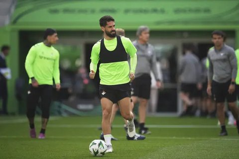 Para pemain Chelsea menyambut gol Noni Madueke ke gawang Legia Warsawa saat kedua tim saling berhadapan pada leg 1 perempat final UEFA Conference League 2024/2025, Jumat (11/4/2025) dini hari