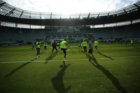 Para pemain Chelsea menyambut gol Noni Madueke ke gawang Legia Warsawa saat kedua tim saling berhadapan pada leg 1 perempat final UEFA Conference League 2024/2025, Jumat (11/4/2025) dini hari