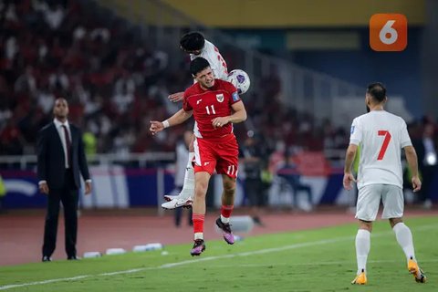 Pemain Timnas Indonesia, Ragnar Oratmangoen saat menghadapi Irak pada laga Grup F putaran kedua Kualifikasi Piala Dunia 2026 zona Asia di Stadion Utama Gelora Bung Karno (SUGBK), Senayan,