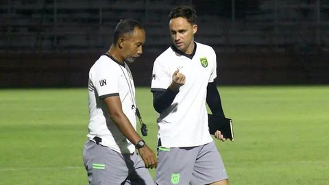 Pelatih Persebaya Surabaya, Paul Munster. (Bola.com/Aditya Wany)