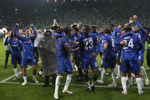 Pemain Chelsea mengangkat trofi juara UEFA Conference League 2024/2025, Kamis (29/5/2025) dini hari WIB. The Blues menang 4-1 atas Real Betis di laga final untuk menyabet gelar juara tersebut