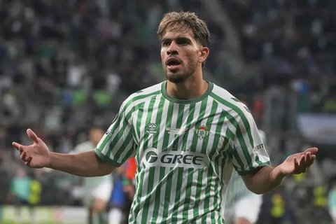 Pemain Chelsea mengangkat trofi juara UEFA Conference League 2024/2025, Kamis (29/5/2025) dini hari WIB. The Blues menang 4-1 atas Real Betis di laga final untuk menyabet gelar juara tersebut