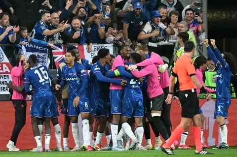 Pemain Chelsea mengangkat trofi juara UEFA Conference League 2024/2025, Kamis (29/5/2025) dini hari WIB. The Blues menang 4-1 atas Real Betis di laga final untuk menyabet gelar juara tersebut