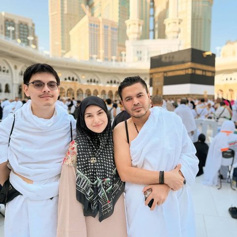 Irish Bella nampak sudah berada di Makkah pada Selasa (28/05) pagi waktu setempat. Ia berfoto bersama sang suami dan adiknya.