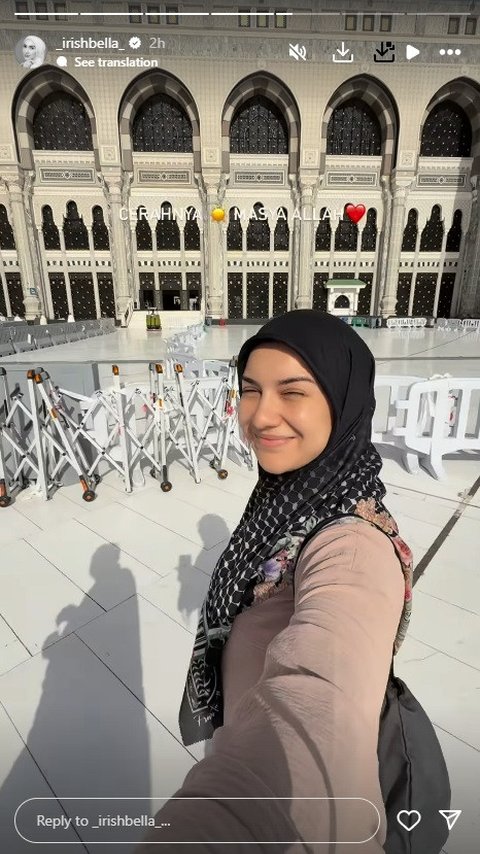 Irish membagikan momen saat berjalan di Masjidil Haram Makkah. Irish Bella senang cuaca saat itu cerah.