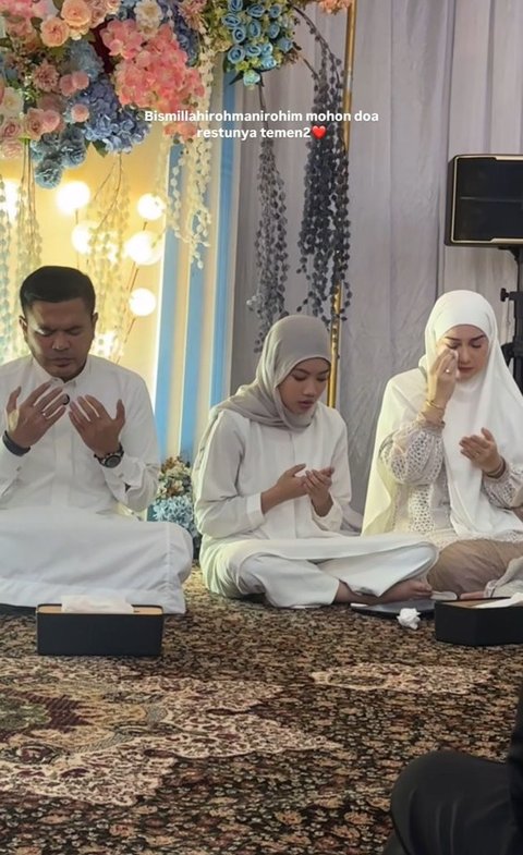 Dalam suasana yang penuh kehangatan, Irish Bella tampak meneteskan air mata saat doa-doa dipanjatkan, menandai momen spiritual yang sangat berarti bagi dirinya dan keluarga.