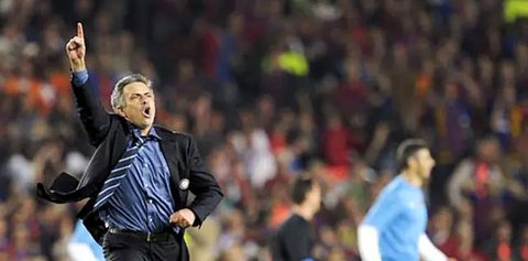 Pelatih  Inter Milan Jose Mourinho mengangkat trofi Liga Champions setelah pertandingan melawan Bayern Munchen di stadion Santiago Bernabeu, Madrid pada 22 Mei 2010. Di Tottenham, Mourinho ak