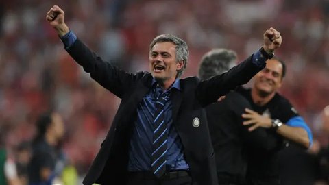 Pelatih  Inter Milan Jose Mourinho mengangkat trofi Liga Champions setelah pertandingan melawan Bayern Munchen di stadion Santiago Bernabeu, Madrid pada 22 Mei 2010. Di Tottenham, Mourinho ak