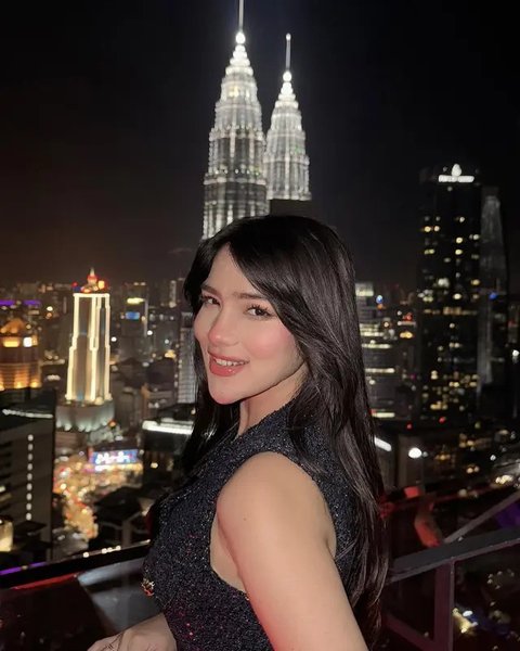 Setelah sukses dengan Ipar Adalah Maut, Davina Karamoy terus berburu peran baru. Salah satunya sebagai CEO Angela dalam serial Main Hati. Seperti apa? (Foto: Dok. Instagram @davinaakaramoy