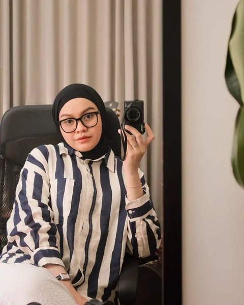 Lirik lagu "Sesal" dari Salma Salsabil trending di Google hari ini. Lagu ini mengisahkan jatuh bangun seorang beranjak dari kisah cinta yang tak berakhir indah. (Foto: Dok. Instagram @salmasa