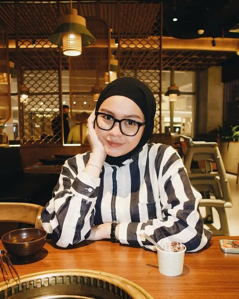 Lirik lagu "Sesal" dari Salma Salsabil trending di Google hari ini. Lagu ini mengisahkan jatuh bangun seorang beranjak dari kisah cinta yang tak berakhir indah. (Foto: Dok. Instagram @salmasa