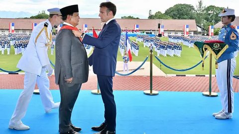 FOTO: Momen Presiden Prancis Emmanuel Macron Sematkan Penghargaan Kehormatan Tertinggi untuk Prabowo