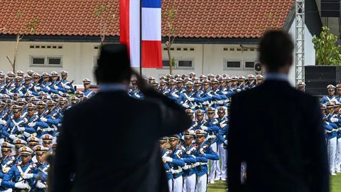 FOTO: Momen Presiden Prancis Emmanuel Macron Sematkan Penghargaan Kehormatan Tertinggi untuk Prabowo