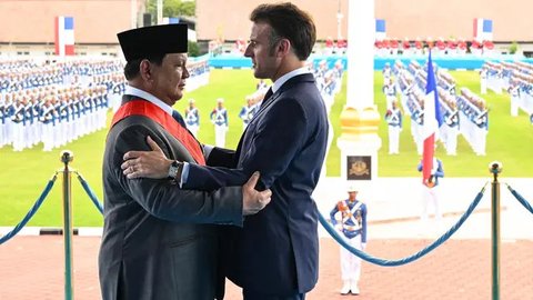 FOTO: Momen Presiden Prancis Emmanuel Macron Sematkan Penghargaan Kehormatan Tertinggi untuk Prabowo