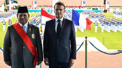 FOTO: Momen Presiden Prancis Emmanuel Macron Sematkan Penghargaan Kehormatan Tertinggi untuk Prabowo