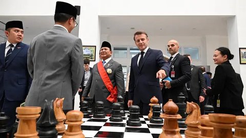FOTO: Momen Presiden Prancis Emmanuel Macron Sematkan Penghargaan Kehormatan Tertinggi untuk Prabowo