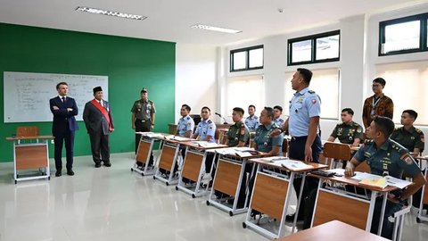 FOTO: Momen Presiden Prancis Emmanuel Macron Sematkan Penghargaan Kehormatan Tertinggi untuk Prabowo