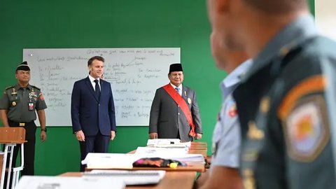 FOTO: Momen Presiden Prancis Emmanuel Macron Sematkan Penghargaan Kehormatan Tertinggi untuk Prabowo