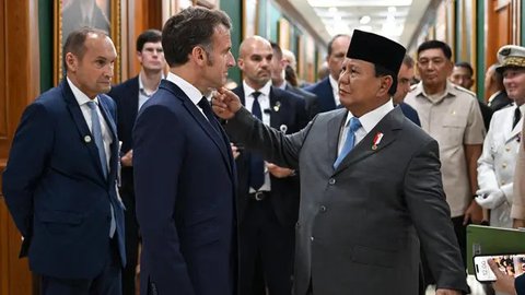 FOTO: Momen Presiden Prancis Emmanuel Macron Sematkan Penghargaan Kehormatan Tertinggi untuk Prabowo
