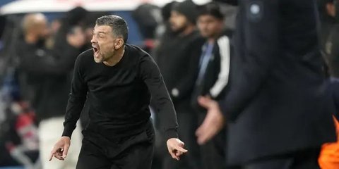Pelatih AC Milan asal Portugal, Sergio Conceicao, bereaksi selama pertandingan semifinal Supercoppa Italiana antara Juventus dan AC Milan di Taman Al-Awwal di Riyadh, Sabtu dini hari