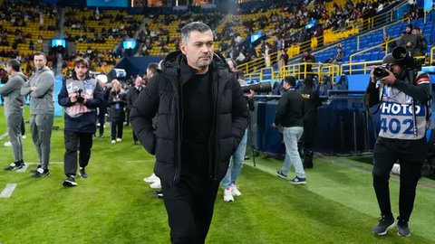Pelatih AC Milan asal Portugal, Sergio Conceicao, bereaksi selama pertandingan semifinal Supercoppa Italiana antara Juventus dan AC Milan di Taman Al-Awwal di Riyadh, Sabtu dini hari