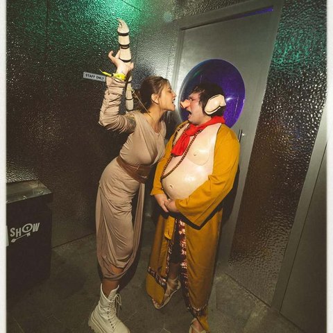 Sementara itu, Awkarin terlihat cantik berdandan ala&nbsp;Rey Skywalker, karakter ikonik dalam Star Wars. Tema kali ini memang mengangkat karakter yang muncul di era 90-an.